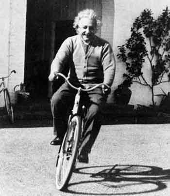 Einstein en bicicleta