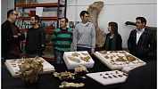 Equipo de paleontólogos de la Fundación Teruel-Dinopolis y fósiles del cráneo de Turiasaurus riodevensis